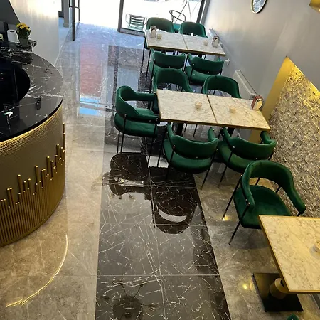 Dolphin Cafe 4*