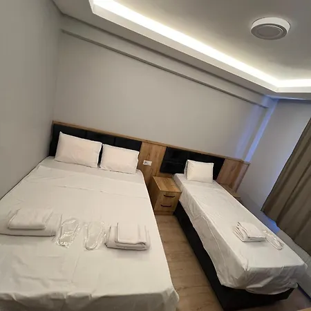 Ξενοδοχείο με διαμερίσματα Dolphin Cafe 4*