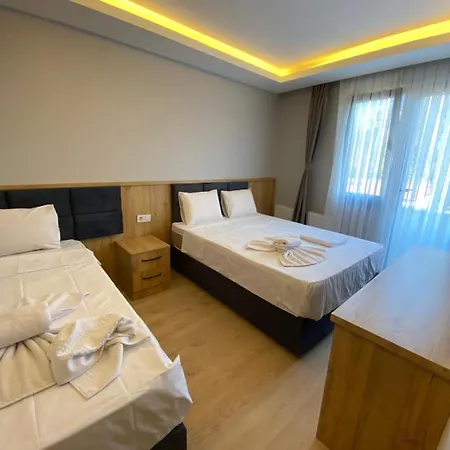 Ξενοδοχείο με διαμερίσματα Dolphin Cafe 4*